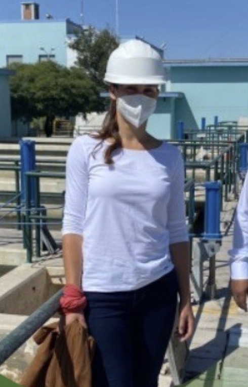 Porträtfoto von Magdalena Huber mit Schutzhelm auf einer Wasseranlage